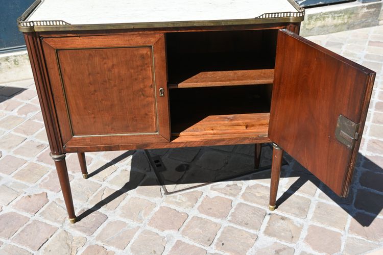 Elegante credenza a due ante in mogano screziato, risalente al periodo Luigi XVI del XVIII secolo.
