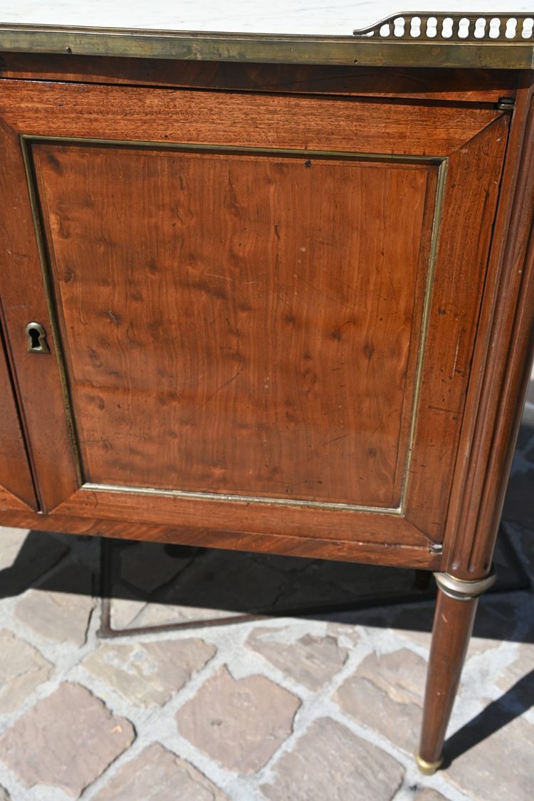 Elegante credenza a due ante in mogano screziato, risalente al periodo Luigi XVI del XVIII secolo.