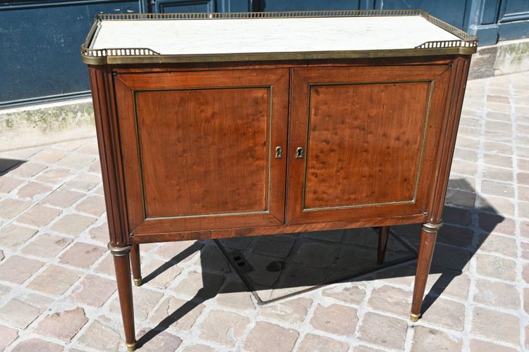 Elegante credenza a due ante in mogano screziato, risalente al periodo Luigi XVI del XVIII secolo.
