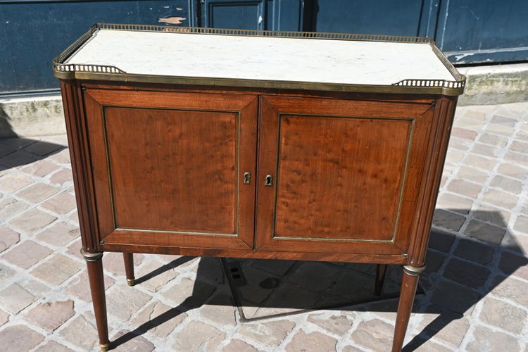 Elegante credenza a due ante in mogano screziato, risalente al periodo Luigi XVI del XVIII secolo.