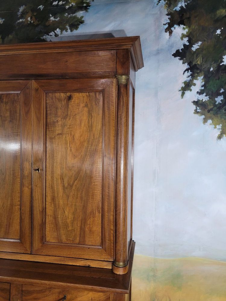Buffet in noce in stile Impero, diviso in due parti