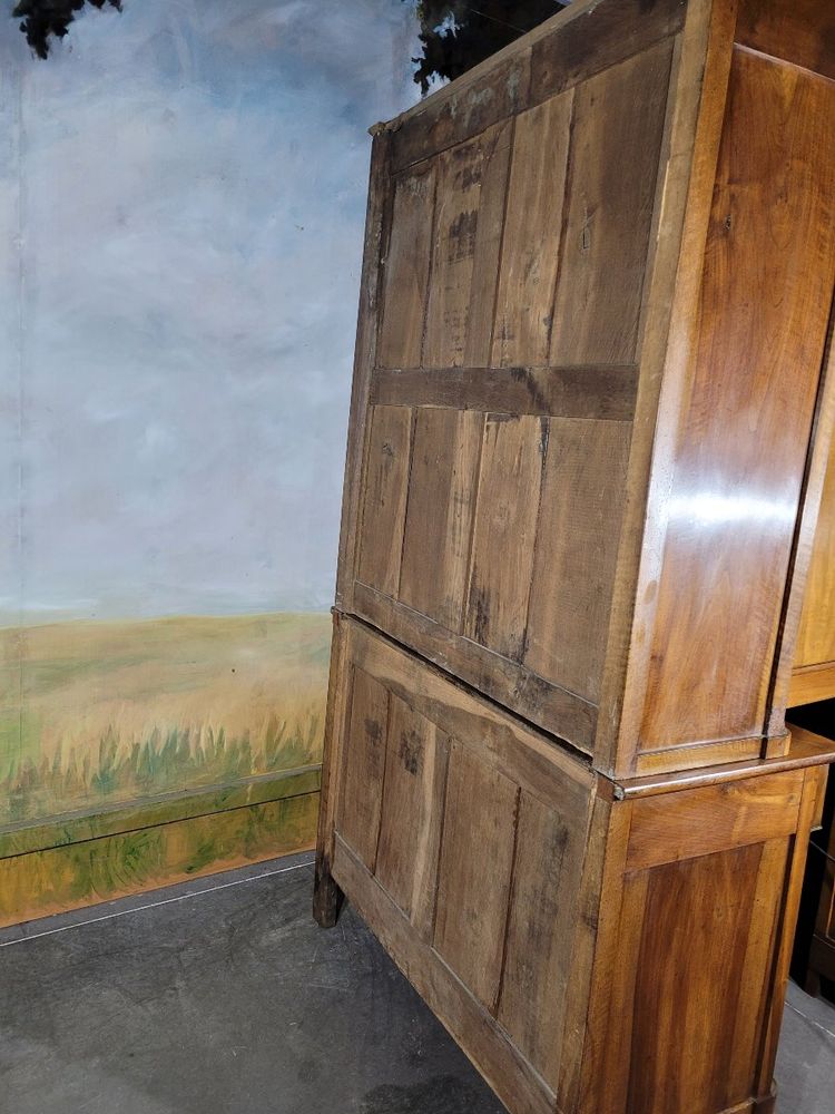 Buffet in noce in stile Impero, diviso in due parti