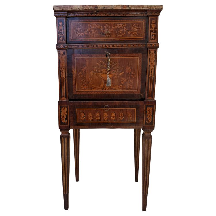 Petit meuble plaqué et incrusté de différentes essences de bois, reconstitué avec des éléments ancie