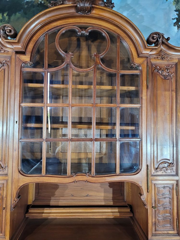 Zweiteiliges Vitrinenbuffet aus Nussbaumholz