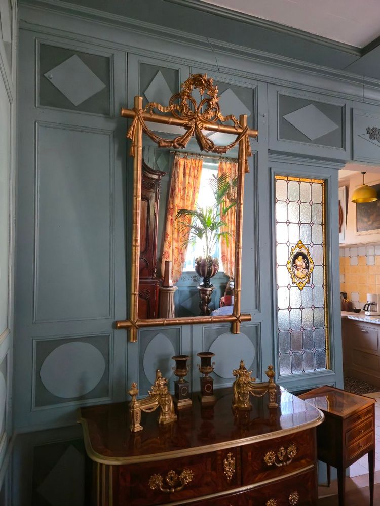 Miroir d'époque Napoléon III à l'imitation du bambou et à décor de draperies à houppes.