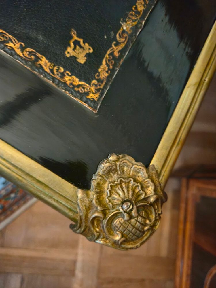 Bureau plat double face de style Louis XV en laque noire et rouge, fin du XIXe siècle.