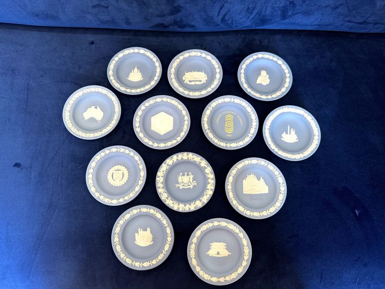 12 Coupes Commémorative Wedgwood Jasperware – Made in England