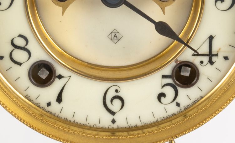 Garniture de cheminée Manufacture Ansonia Clock Co., New York, États-Unis – fin du XIXᵉ siècle