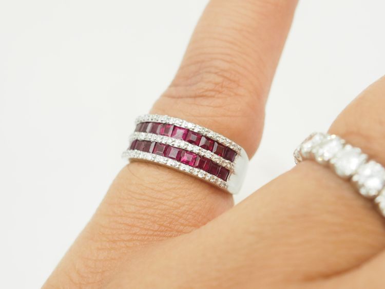 Anello in oro bianco con rubini calibrati e diamanti naturali