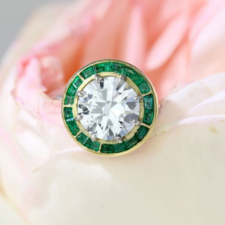 Bague ancienne solitaire diamant et ses émeraudes calibrées
