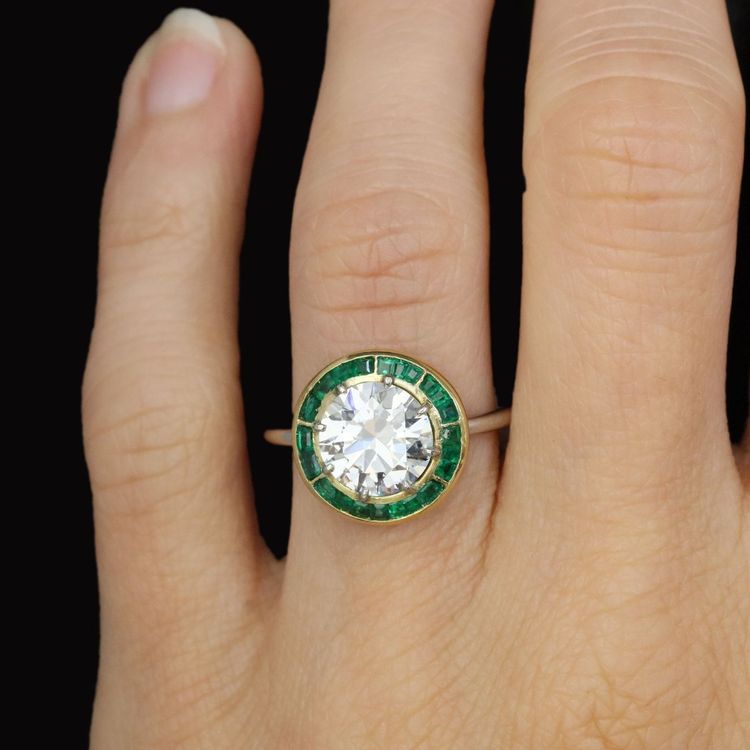 Bague ancienne solitaire diamant et ses émeraudes calibrées
