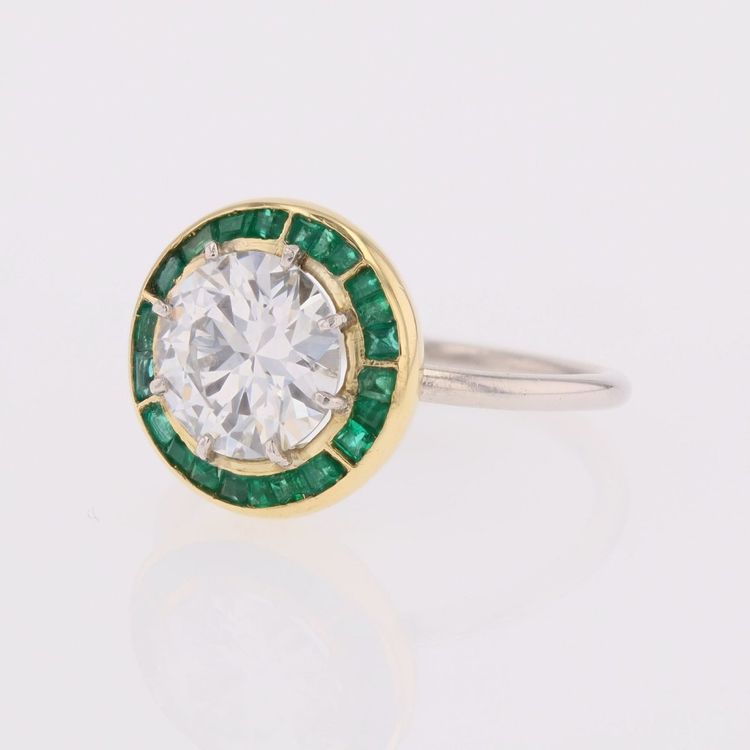 Bague ancienne solitaire diamant et ses émeraudes calibrées