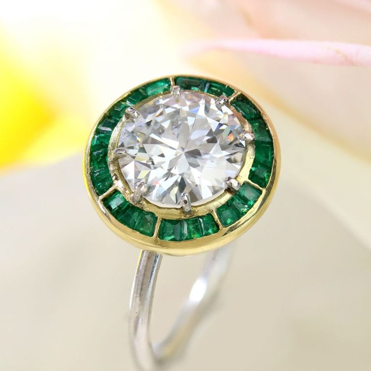Bague ancienne solitaire diamant et ses émeraudes calibrées