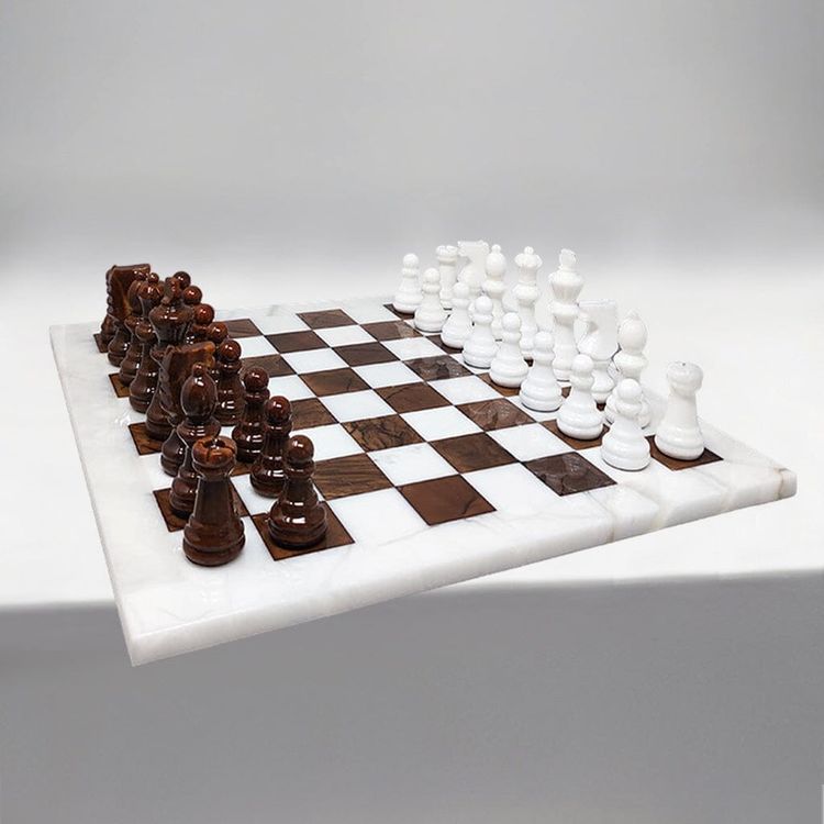 Splendido set di scacchi degli anni '70 in alabastro Volterra, marrone e bianco, realizzato a mano. Prodotto in Italia.