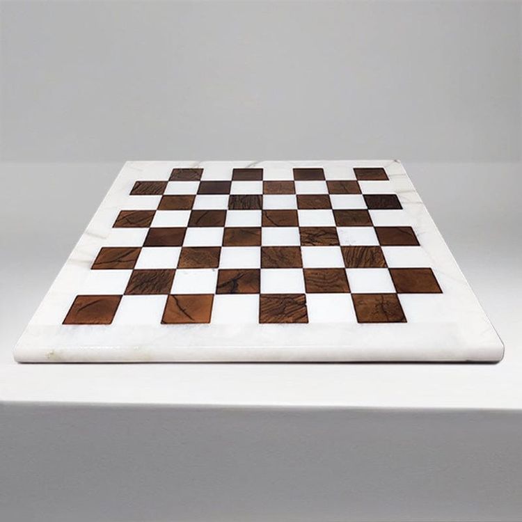 Splendido set di scacchi degli anni '70 in alabastro Volterra, marrone e bianco, realizzato a mano. Prodotto in Italia.