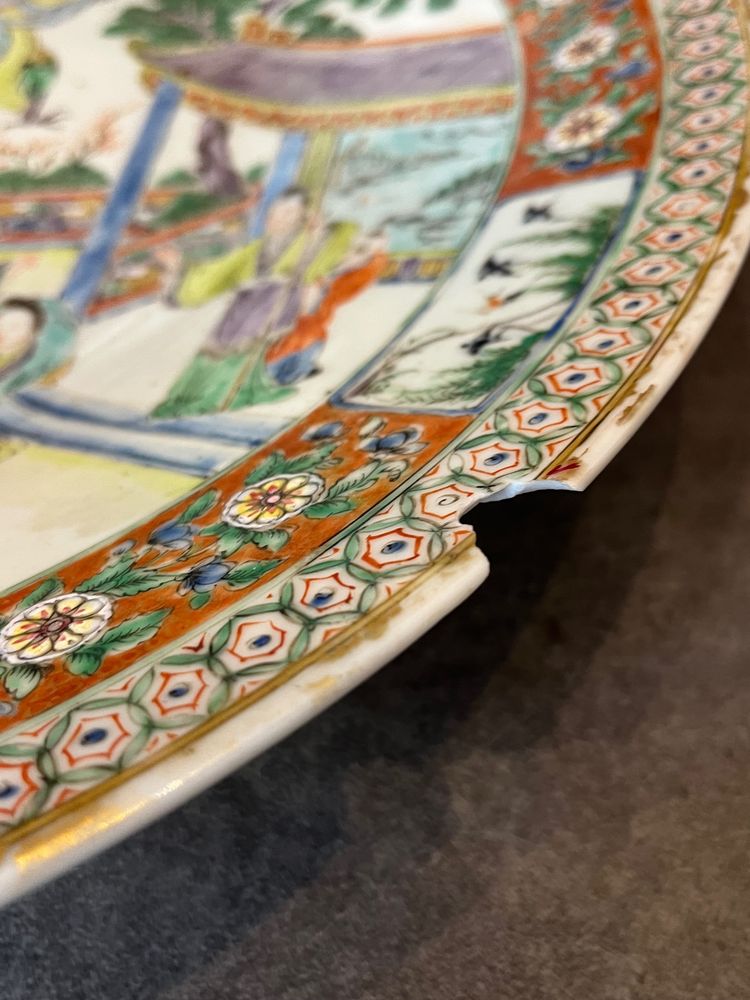 GRAND PLAT EN PORCELAINE DE CANTON - CHINE - XIXᵉ SIÈCLE