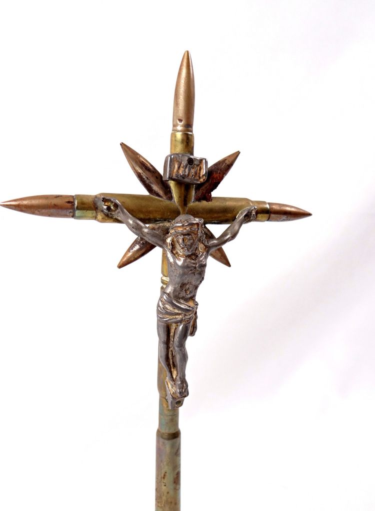 Crocifisso realizzato con proiettili della Grande Guerra del 1914-1918, artigianato religioso proveniente dalle trincee.