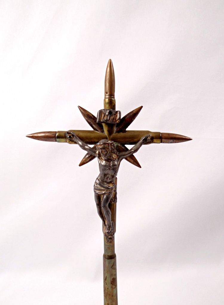 Crocifisso realizzato con proiettili della Grande Guerra del 1914-1918, artigianato religioso proveniente dalle trincee.