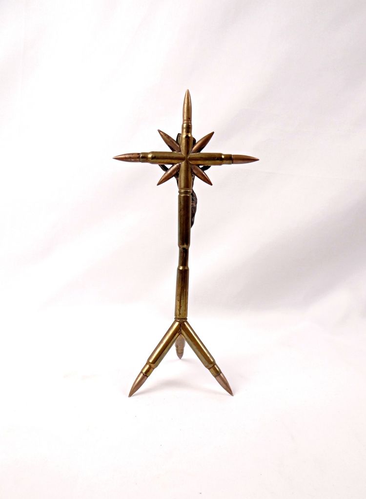 Crocifisso realizzato con proiettili della Grande Guerra del 1914-1918, artigianato religioso proveniente dalle trincee.