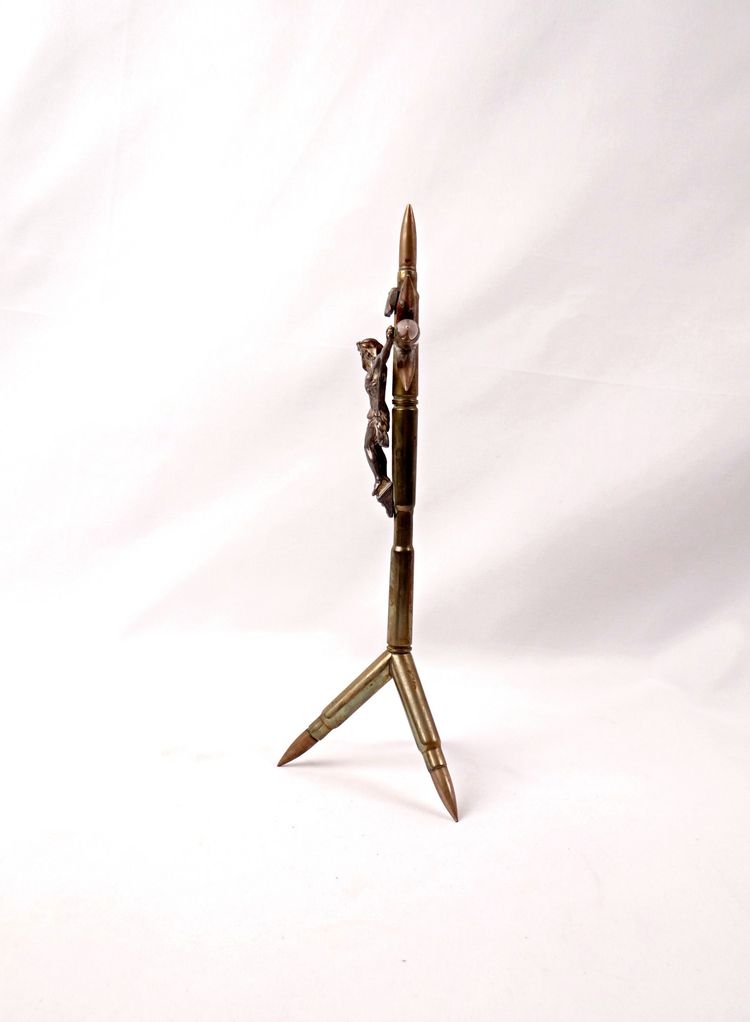 Crocifisso realizzato con proiettili della Grande Guerra del 1914-1918, artigianato religioso proveniente dalle trincee.