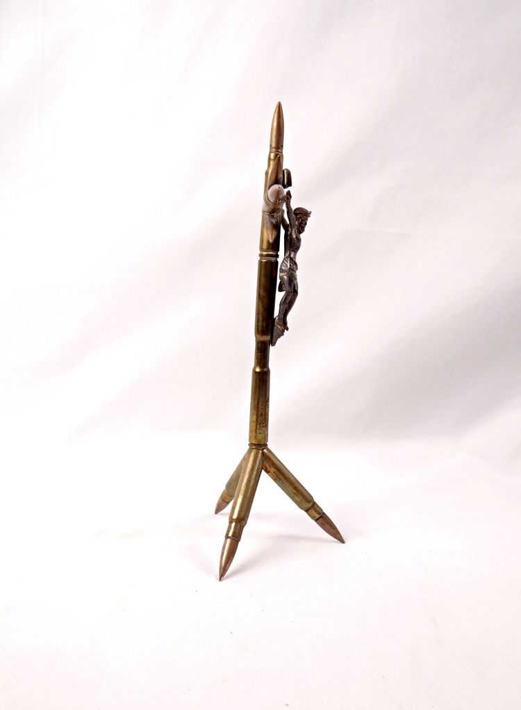 Crocifisso realizzato con proiettili della Grande Guerra del 1914-1918, artigianato religioso proveniente dalle trincee.