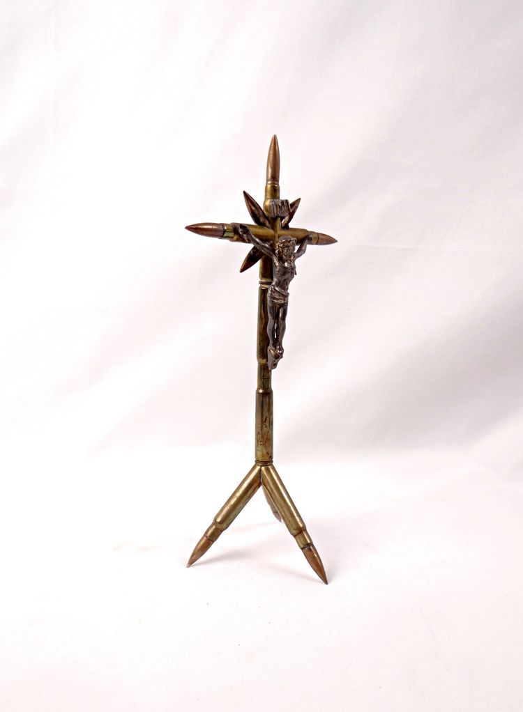 Crocifisso realizzato con proiettili della Grande Guerra del 1914-1918, artigianato religioso proveniente dalle trincee.