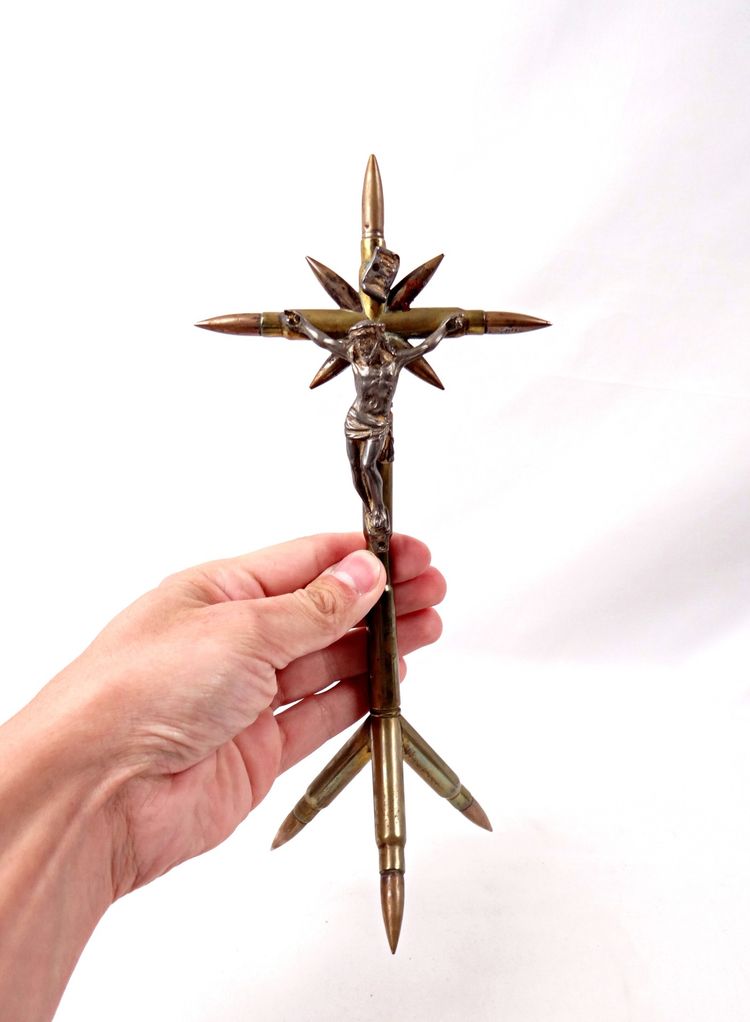 Crocifisso realizzato con proiettili della Grande Guerra del 1914-1918, artigianato religioso proveniente dalle trincee.