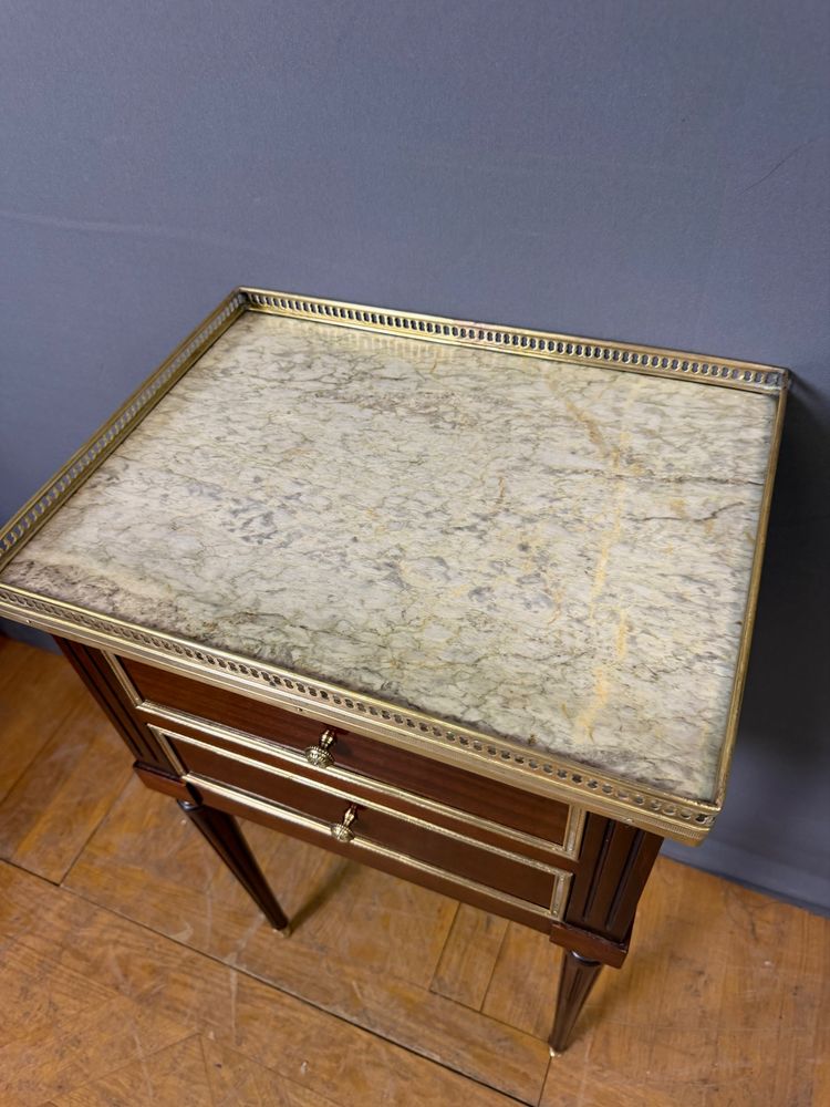 Nachttisch im Stil Louis XVI