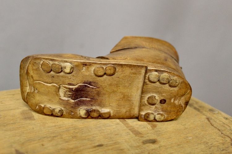 19th century Black Forest inkwell "cat in a boot"