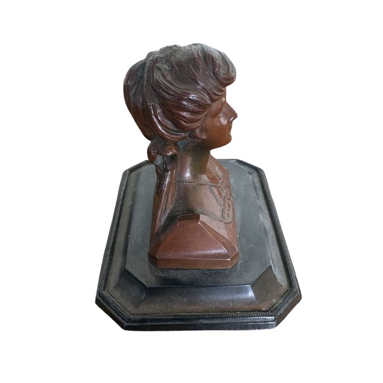 Jugendstil-Zinkenbüste einer jungen Frau, um 1900.