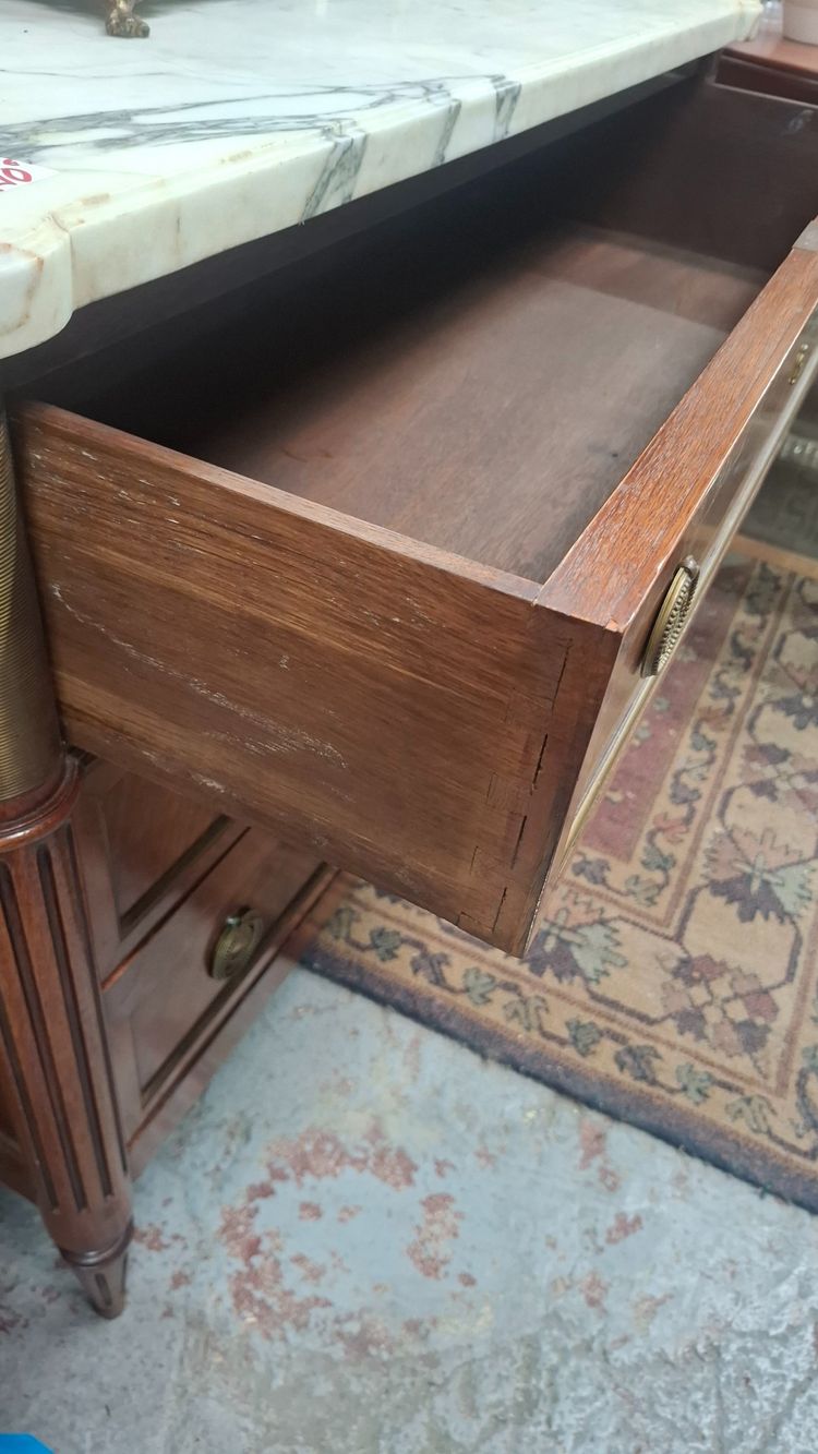 Commode de style Louis XVI 