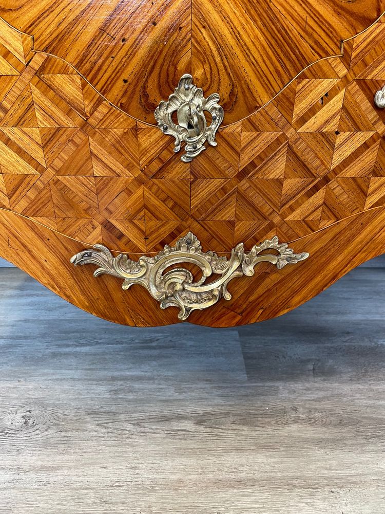 Commode de style Louis XV Estampillé KR Alpsteg