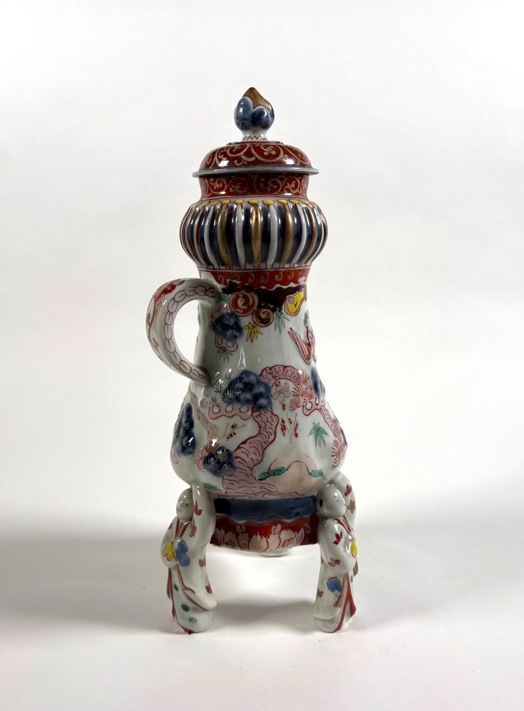 Fontaine tripode en porcelaine Imari Japon Ere Edo (1603-1868)