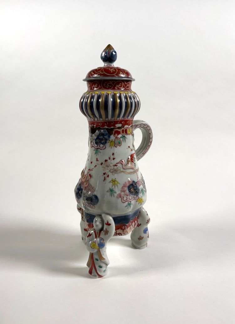 Fontaine tripode en porcelaine Imari Japon Ere Edo (1603-1868)