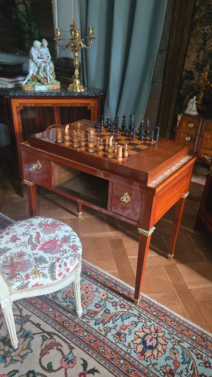 A versatile table from the Louis XVI period.