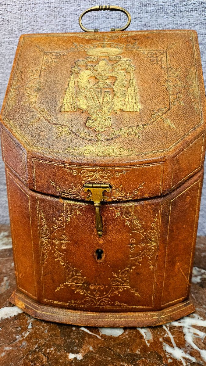  coffret à courrier XIXè en cuir doré, orné d'armoiries et garni de soie verte damassée.