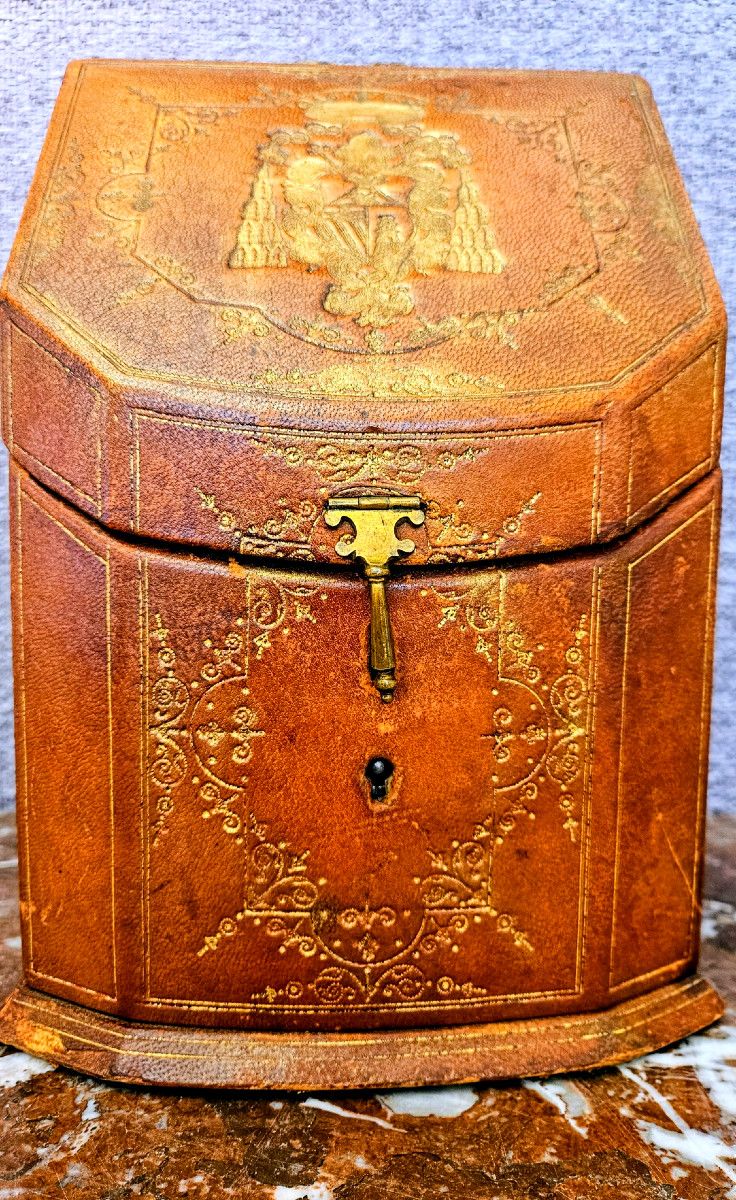  coffret à courrier XIXè en cuir doré, orné d'armoiries et garni de soie verte damassée.