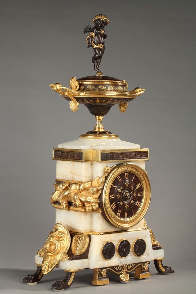 Importante Pendule Néo-étrusque en bronze dré et patiné, onyx.