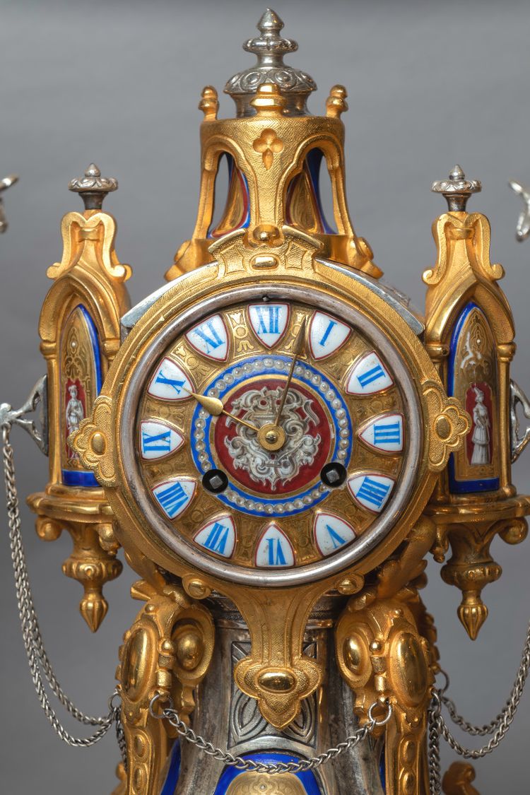 Neugotische Kaminverzierung aus versilberter Bronze, vergoldeter Bronze und bemaltem Emaille – 19. Jahrhundert