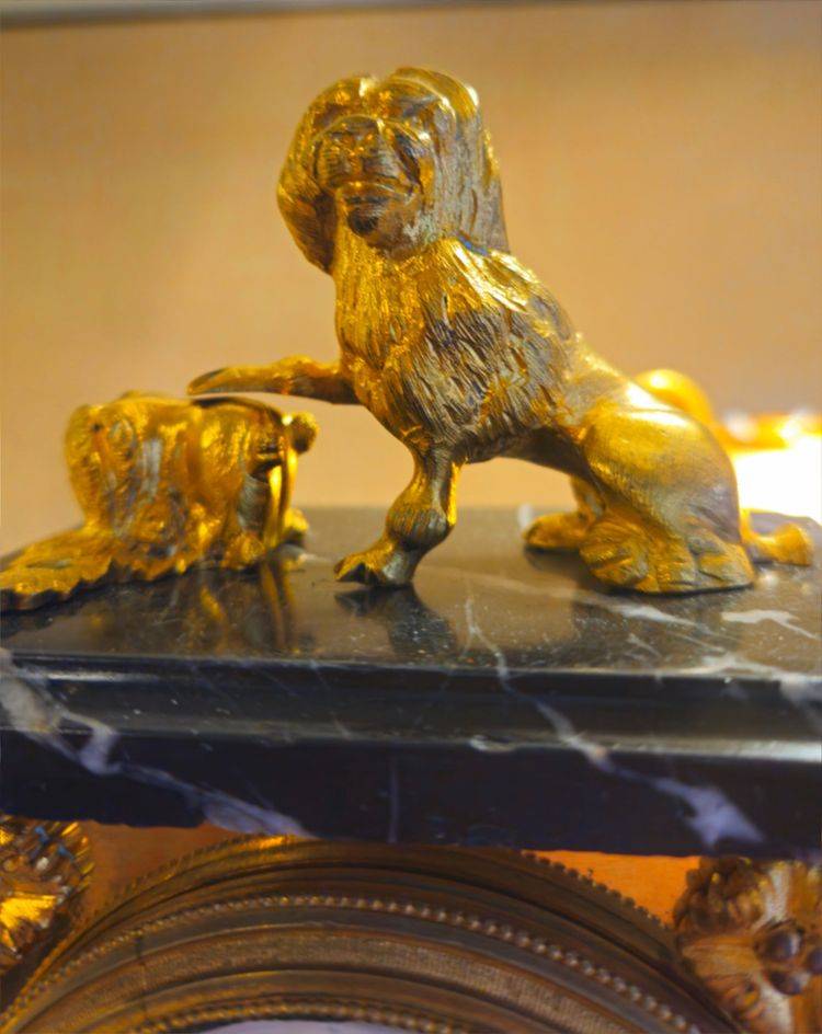 pendule de table en marbre et bronze doré, décor au chien-à l'amitié; mouvement à coq