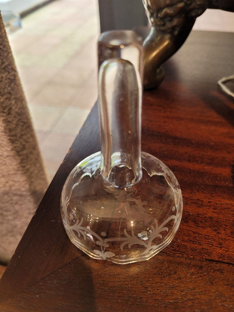 Une Paire De Petits Vases Cloisonnés En émail Et Bronze Doré, Cristal Gravé