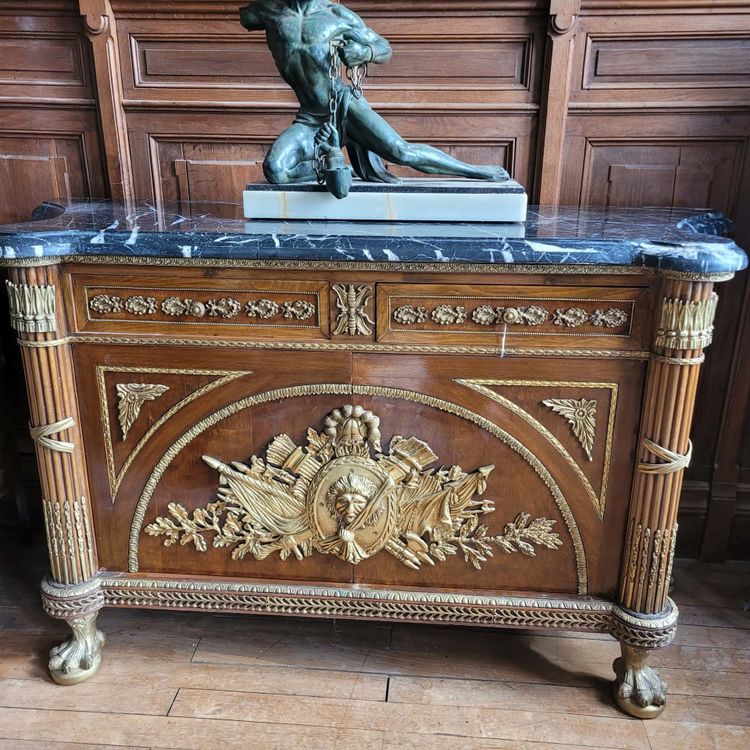 Importante commode d'apparat de style Louis XV en acajou, bronzes dorés et marbre noir