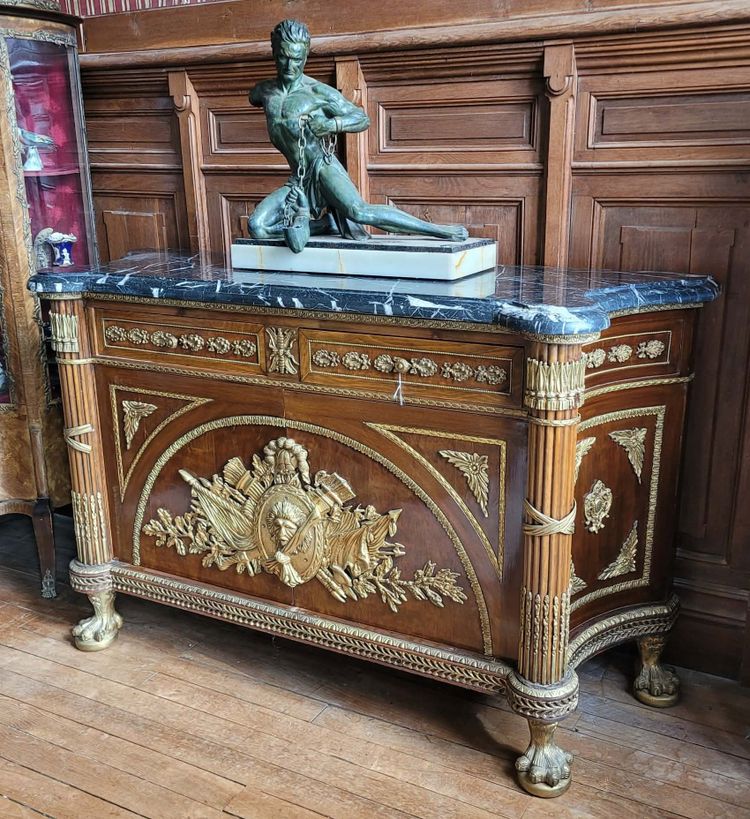 Importante commode d'apparat de style Louis XV en acajou, bronzes dorés et marbre noir