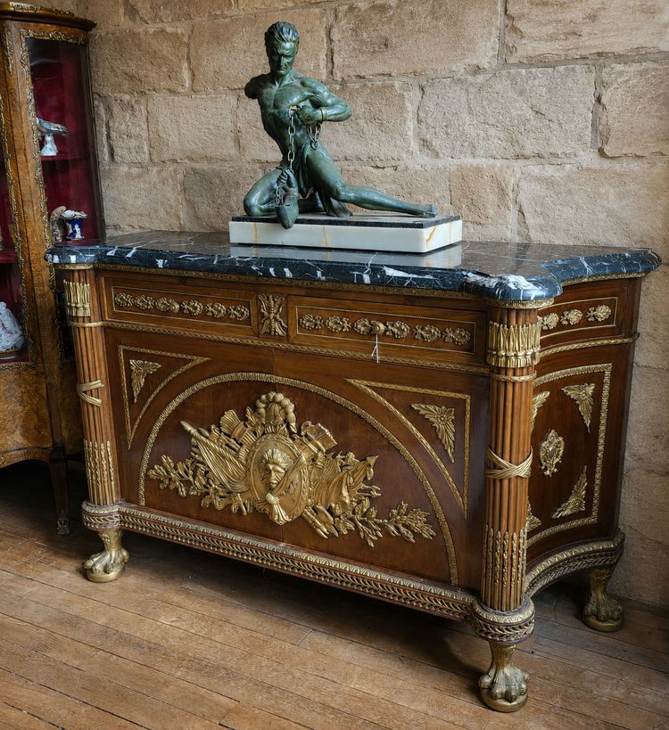 Importante commode d'apparat de style Louis XV en acajou, bronzes dorés et marbre noir