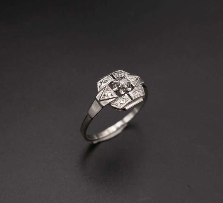 Art-Deco-Ring aus Gold und Platin, verziert mit einem Diamanten.