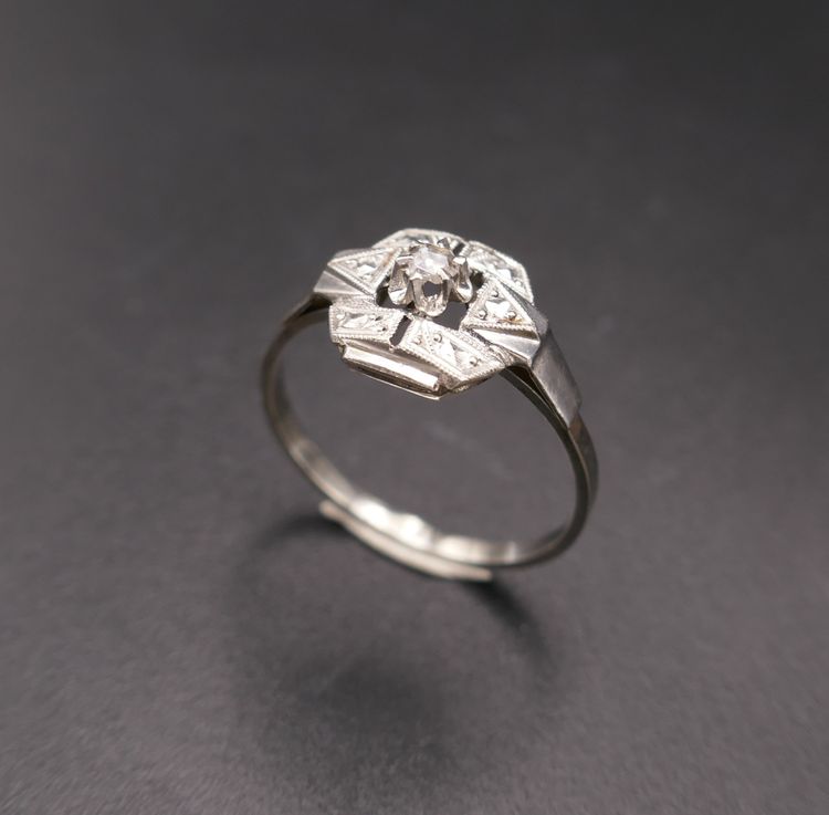 Art-Deco-Ring aus Gold und Platin, verziert mit einem Diamanten.