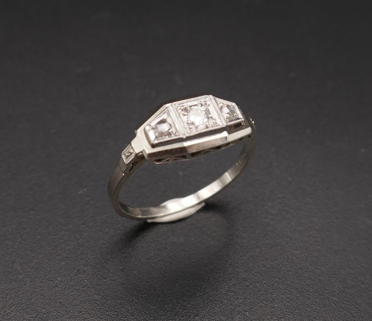 Bague Art Déco sertie d'un diamant épaulé de diamants taille rose, or et platine.