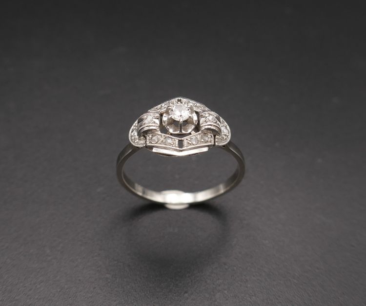 Diamant-, Gold- und Platinring, Art-Deco-Zeit, Neuware aus altem Lagerbestand.