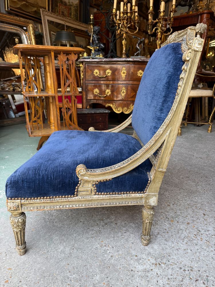 Large chauffeuse de style Louis XVI en bois laqué, époque Napoléon III 