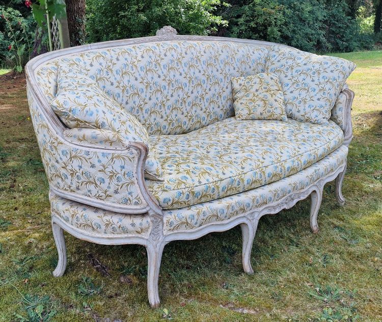 Ottomanensofa aus der Zeit Ludwigs XV., ehemals in der Sammlung Karl Lagerfeld, Château Penhoët